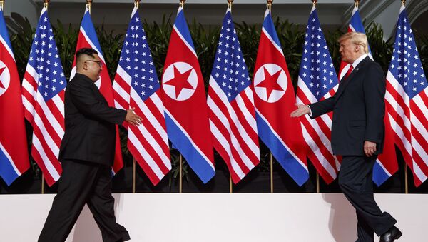 Líder norte-coreano, Kim Jong-un, e o presidente estadunidense, Donald Trump, prontos para se encontrar pela primeira vez durante a cúpula histórica em Singapura, em 12 de junho de 2018 - Sputnik Brasil