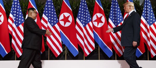 Líder norte-coreano, Kim Jong-un, e o presidente estadunidense, Donald Trump, prontos para se encontrar pela primeira vez durante a cúpula histórica em Singapura, em 12 de junho de 2018 Líder norte-coreano, Kim Jong-un, e o presidente estadunidense, Donald Trump, prontos para se encontrar pela primeira vez durante a cúpula histórica em Singapura, em 12 de junho de 2018 - Sputnik Brasil