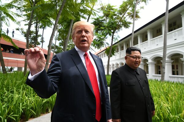 Líder norte-coreano, Kim Jong-un, e o presidente estadunidense, Donald Trump, passeiam pelo pátio do hotel Capella após o almoço de negócios, durante a cúpula histórica em Singapura, em 12 de junho de 2018 - Sputnik Brasil