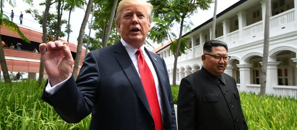 Líder norte-coreano, Kim Jong-un, e o presidente estadunidense, Donald Trump, passeiam pelo pátio do hotel Capella após o almoço de negócios, durante a cúpula histórica em Singapura, em 12 de junho de 2018 - Sputnik Brasil