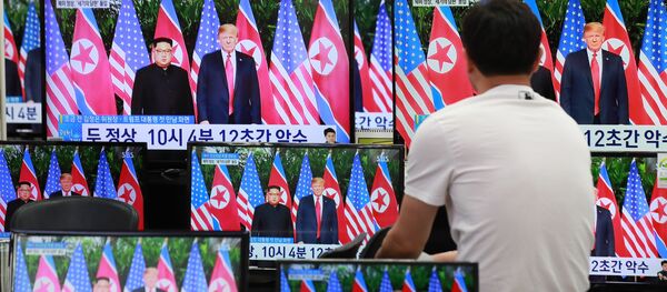 Habitante da capital sul-coreana, Seul, assiste à transmissão da cúpula histórica entre Donald Trump e Kim Jong-un em Singapura, em 12 de junho de 2018 - Sputnik Brasil