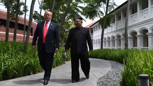 Líder norte-coreano, Kim Jong-un, e o presidente estadunidense, Donald Trump, passeiam pelo pátio do hotel Capella após o almoço de negócios, durante a cúpula histórica em Singapura, em 12 de junho de 2018 - Sputnik Brasil