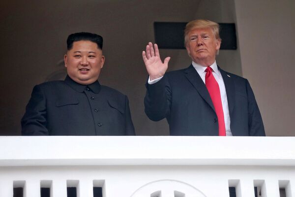 Líder norte-coreano, Kim Jong-un, e o presidente estadunidense, Donald Trump, saúdam os repórteres durante a cúpula histórica em Singapura, em 12 de junho de 2018 - Sputnik Brasil