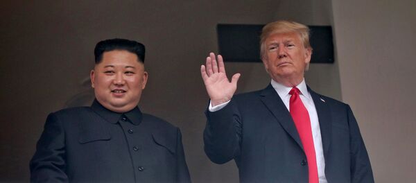 Líder norte-coreano, Kim Jong-un, e o presidente estadunidense, Donald Trump, saúdam os repórteres durante a cúpula histórica em Singapura, em 12 de junho de 2018 - Sputnik Brasil