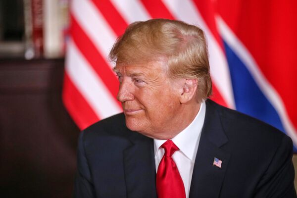 Presidente estadunidense, Donald Trump, durante o encontro com o líder norte-coreano, Kim Jong-un, no âmbito da cúpula histórica em Singapura, em 12 de junho de 2018 - Sputnik Brasil