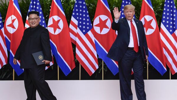 Líder norte-coreano, Kim Jong-un, e o presidente estadunidense, Donald Trump, posam para os fotógrafos após a assinatura do documento conjunto na cúpula histórica em Singapura, em 12 de junho de 2018 - Sputnik Brasil