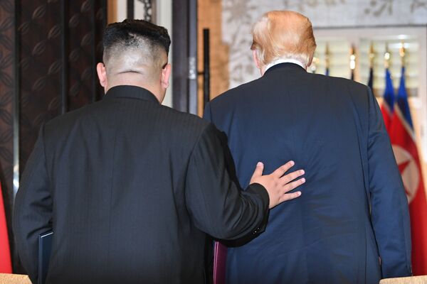 Líder norte-coreano, Kim Jong-un, e o presidente estadunidense, Donald Trump, deixam a sala após assinar o documento conjunto durante a cúpula histórica em Singapura, em 12 de junho de 2018 - Sputnik Brasil