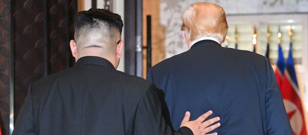 Líder norte-coreano, Kim Jong-un, e o presidente estadunidense, Donald Trump, deixam a sala após assinar o documento conjunto durante a cúpula histórica em Singapura, em 12 de junho de 2018 Líder norte-coreano, Kim Jong-un, e o presidente estadunidense, Donald Trump, deixam a sala após assinar o documento conjunto durante a cúpula histórica em Singapura, em 12 de junho de 2018 - Sputnik Brasil