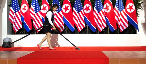 Funcionário limpando o local onde se deu a cúpula histórica entre Donald Trump e Kim Jong-un em Singapura, em 12 de junho de 2018 - Sputnik Brasil