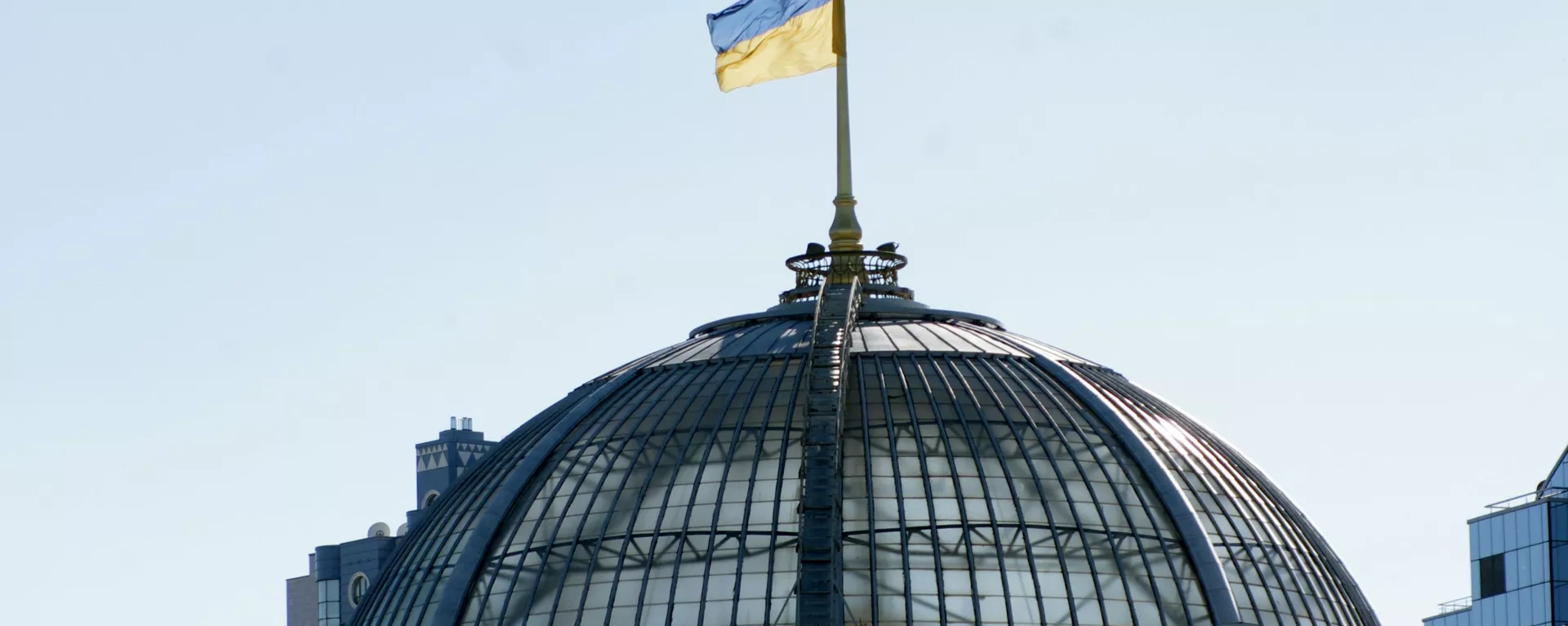 Bandeira ucraniana do telhado da Suprema Rada, Kiev - Sputnik Brasil, 1920, 23.12.2024