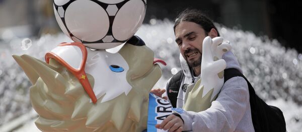 Fã argentino põe cachecol na mascote da Copa 2018, o lobo Zabivaka, em Moscou - Sputnik Brasil