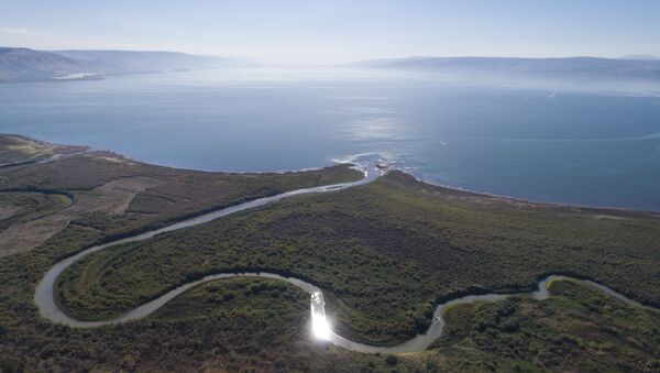 Vista aérea mostra o estuário do rio Jordão, no mar da Galileia, próximo ao assentamento comunitário de Karkom, norte de Israel (Arquivo) - Sputnik Brasil