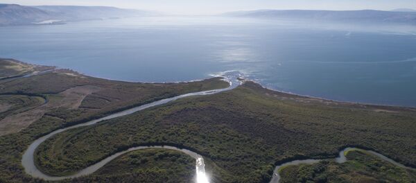 Vista aérea mostra o estuário do rio Jordão, no mar da Galileia, próximo ao assentamento comunitário de Karkom, norte de Israel (Arquivo) - Sputnik Brasil