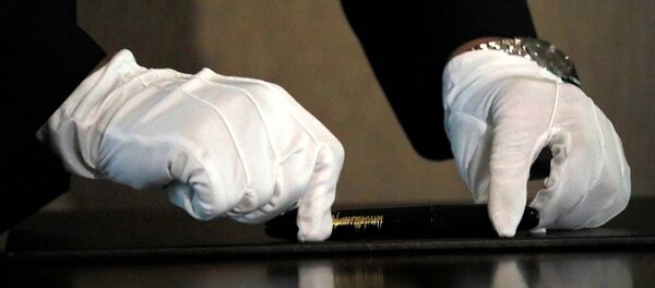 Apesar de um guarda-costas de Kim Jong-un ter conferido e limpado a caneta oferecida pelos EUA, o líder norte-coreano optou por outra Apesar de um guarda-costas de Kim Jong-un ter conferido e limpado a caneta oferecida pelos EUA, o líder norte-coreano optou por outra - Sputnik Brasil