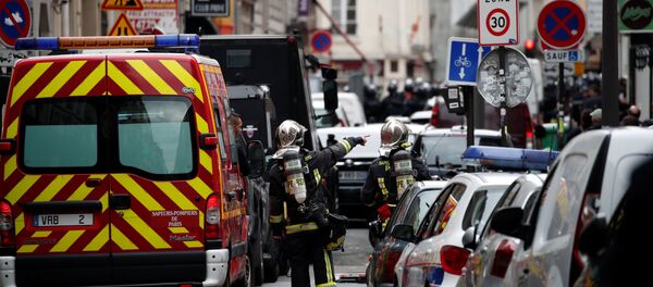 Bombeiros e policiais fazem operação em local onde homem armado fez reféns em Paris, 12 de junho, 2018 - Sputnik Brasil