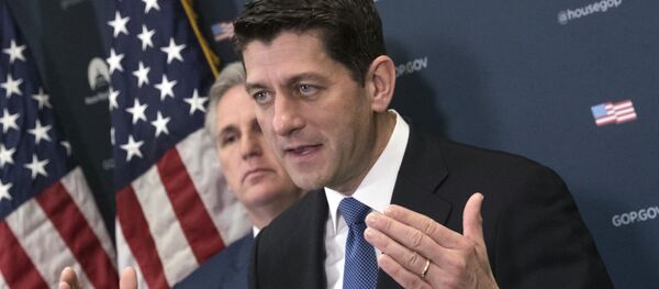 Presidente da Câmara Paul Ryan, acompanhado pelo Líder da Maioria, Kevin McCarthy, fala a repórteres no Capitólio em Washington (foto de arquivo). - Sputnik Brasil