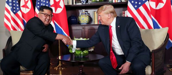 U.S. President Donald Trump shakes hands with North Korea's leader Kim Jong Un before their bilateral meeting at the Capella Hotel on Sentosa island in Singapore June 12, 2018. - Sputnik Brasil