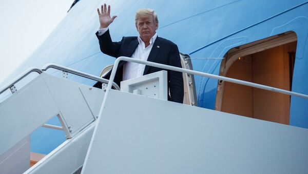 O Presidente dos EUA, Donald Trump, acabando de aterrissar na base aérea de Andrews depois da cúpula com o líder norte-coreano, Kim Jong-un - Sputnik Brasil