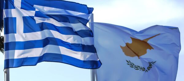 Bandeiras da Grécia e do Chipre. - Sputnik Brasil