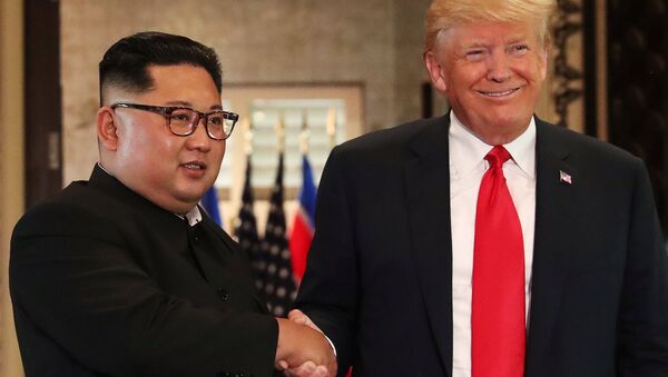 Donald Trump e Kim Jong-un em Singapura, em 12 de junho de 2018 - Sputnik Brasil
