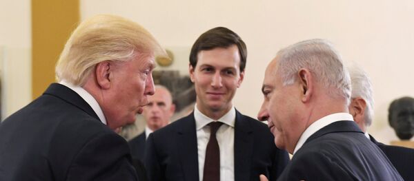 O primeiro-ministro de Israel, Benjamin Netanyahu, e o presidente dos EUA, Donald Trump, conversam como o conselheiro sênior da Casa Branca, Jared Kushner (foto de arquivo). - Sputnik Brasil