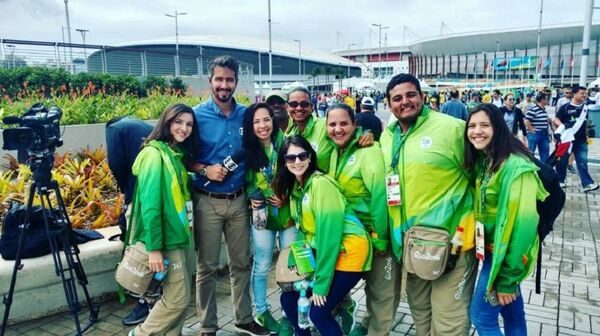 Letícia Avelina com outros voluntários da Copa do Mundo 2018 na Rússia - Sputnik Brasil