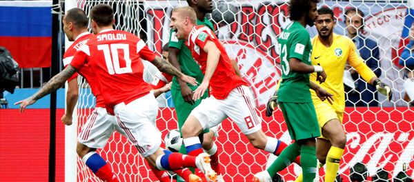 Seleção da Rússia comemora o primeiro gol da Copa do Mundo 2018 - Sputnik Brasil
