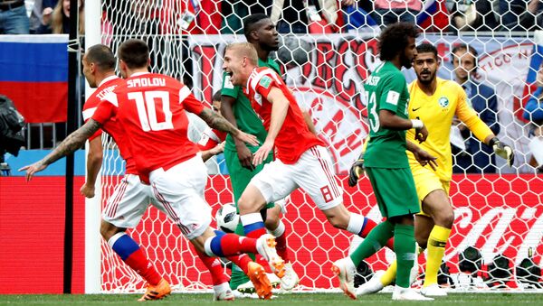 Seleção da Rússia comemora o primeiro gol da Copa do Mundo 2018 - Sputnik Brasil