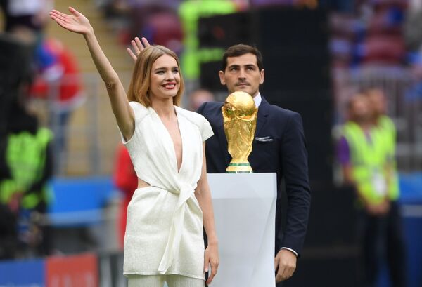 A modelo Natalia Vodianova e o jogador de futebol Iker Casillas com a taça da Copa do Mundo de 2018 antes da cerimônia de abertura no Estádio Luzhniki - Sputnik Brasil