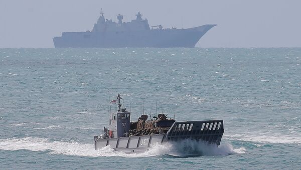 Soldiers from the Australian Army's 3rd Brigade and two troop carriers are brought on a landing craft from HMAS Canberra (background) to Langham Beach during the Talisman Saber joint military exercises between Australia and the United States , July 2017. - Sputnik Brasil