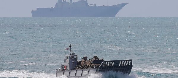 Soldiers from the Australian Army's 3rd Brigade and two troop carriers are brought on a landing craft from HMAS Canberra (background) to Langham Beach during the Talisman Saber joint military exercises between Australia and the United States , July 2017. - Sputnik Brasil