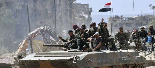 Soldados do Exército Sírio em um BMD-1 no campo de refugiados palestinos liberados de Yarmouk, ao sul de Damasco - Sputnik Brasil