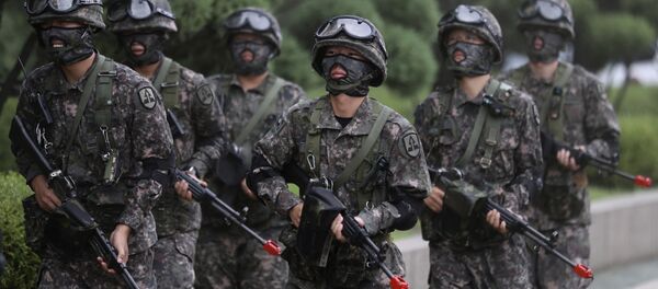 Soldados sul-coreanos participam de simulação de combate ao terror como parte dos exercícios Ulchi Freedom Guardian (arquivo) - Sputnik Brasil
