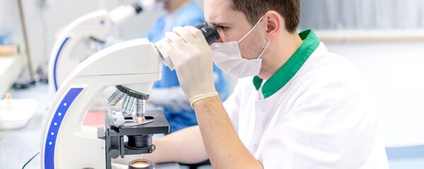 Cientistas no laboratório, imagem referencial - Sputnik Brasil