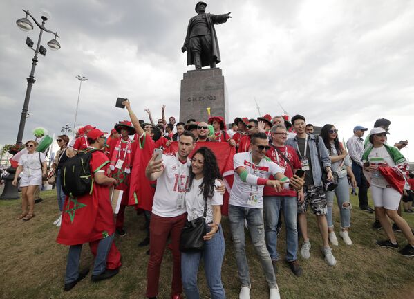 Torcedores de Irã e Marrocos tiram selfies na frente da estátua do líder soviético Sergei Kirov, em São Petersburgo. - Sputnik Brasil