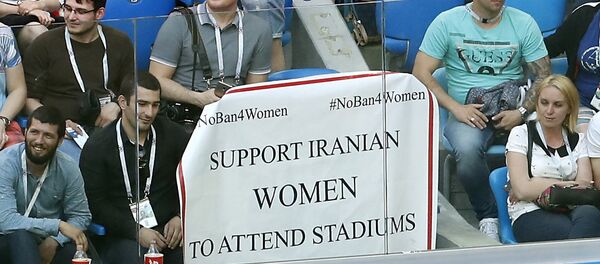 Cartaz da torcida do Irã pede que as mulheres do país possam visitar os estádios iranianos. - Sputnik Brasil