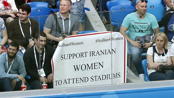 Cartaz da torcida do Irã pede que as mulheres do país possam visitar os estádios iranianos. - Sputnik Brasil