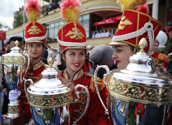 Troféus dos vencedores da corrida de cavalos no Hipódromo Central em Moscou - Sputnik Brasil