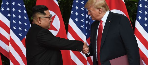 O presidente norte-americano Donald Trump aperta a mão do líder norte-coreano Kim Jong-um, na cúpula entre os EUA e a Coreia do Norte, em Singapura - Sputnik Brasil
