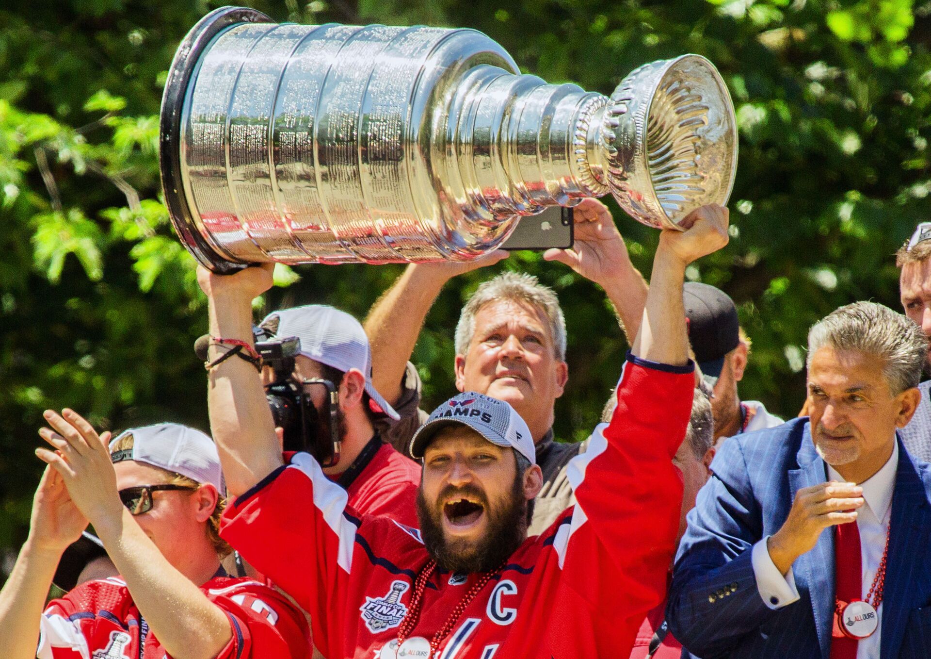 O capitão da equipe de hóquei Washington Capitals, o russo Aleksandr Ovechkin, com a Copa Stanley O capitão da equipe de hóquei Washington Capitals, o russo Aleksandr Ovechkin, com a Copa Stanley