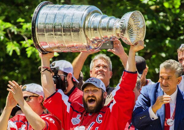 O capitão da equipe de hóquei Washington Capitals, o russo Aleksandr Ovechkin, com a Copa Stanley - Sputnik Brasil