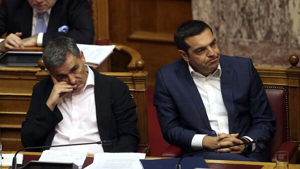 Primeiro ministro grego, Alexis Tsipras (à direita), e ministro das Finanças, Euclid Tsakalotos, durante a seção parlamentar em Atenas - Sputnik Brasil