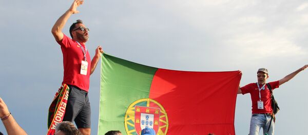 Torcedores portugueses antes do jogo Portugal-Espanha, em Sochi, em 15 de junho de 2018 - Sputnik Brasil