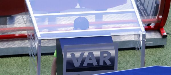 O juiz da partida entre França e Austrália, o uruguaio Andres Cunha, utiliza a tecnologia do árbitro de vídeo no estádio de Kazan. Foi a primeira vez da história das Copas do Mundo em que a tecnologia foi utilizada. - Sputnik Brasil