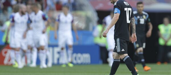 Lionel Messi caminha durante jogo da Argentina contra a Islândia na Copa do Mundo. - Sputnik Brasil