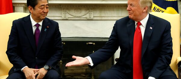 O presidente dos Estados Unidos, Donald Trump, e o primeiro-ministro do Japão Shinzo Abe. - Sputnik Brasil