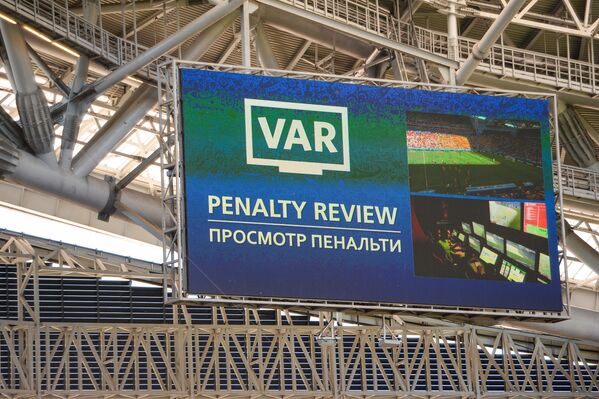 Uma tela no estádio Kazan Arena mostra o replay da jogada que resultou em pênalti durante o jogo entre França e Austrália - Sputnik Brasil