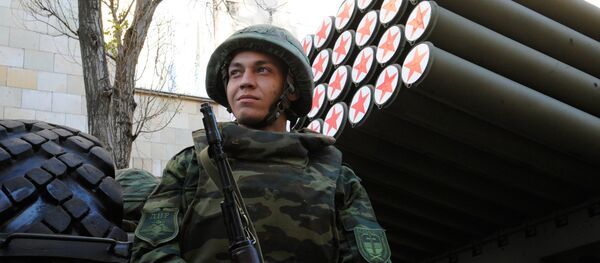Lança-foguetes Grad durante ensaios da parada militar por ocasião do 73º aniversário do Dia da Vitória na República Popular de Donetsk - Sputnik Brasil