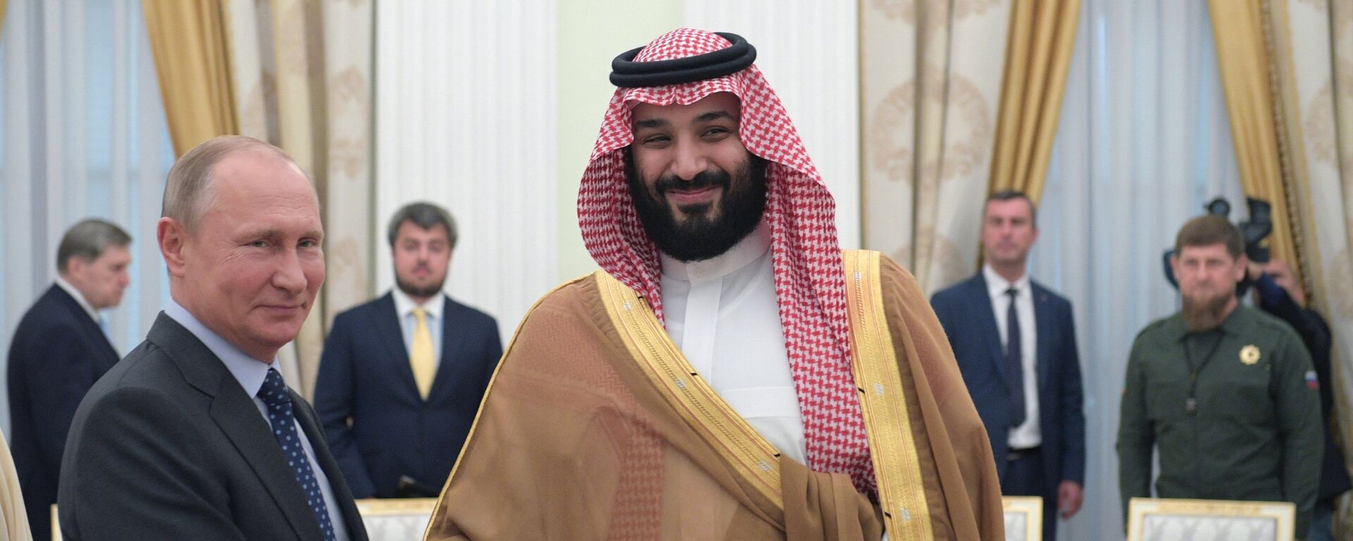 Presidente russo, Vladimir Putin, e o príncipe herdeiro da Arábia Saudita, Mohammad bin Salman, durante o encontro  - Sputnik Brasil, 1920, 11.12.2023