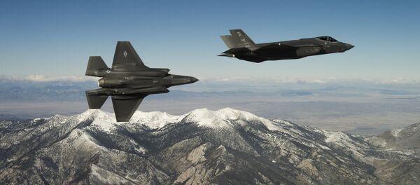 Caças norte-americanos F-35A Lightning II durante um voo de treinamento - Sputnik Brasil